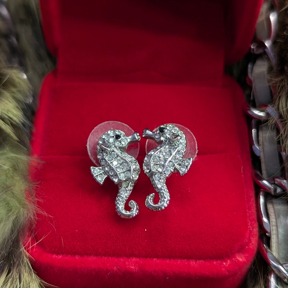 Euc Vintage  Silver Seahorse Earrings